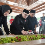 Bupati Kediri Hanindhito Himawan bersama ayahandanya Menteri Sekretaris Kabinet Indonesia (Menseskab) Pramono Anung saat menaburkan bunga di pusara Bapak Proklamator. Foto: Ist.