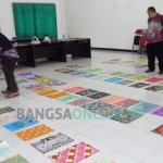 Juri saat melakukan penilaian terhadap karya dari 303 peserta lomba batik khas Nganjuk. foto: BAMBANG DJ/ BANGSAONLINE