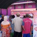 Para warga di pasar yang mengikuti sosialisasi PPK Jenu. foto: suwandi/BANGSAONLINE
