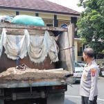 Petugas dari Polres Blitar Kota ketika mengamankan truk yang dimodifikasi untuk mengangkut BBM subsidi jenis Biosolar.