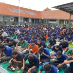 Ratusan warga binaan Lapas Tuban saat makan bersama olahan daging kurban