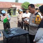 Wakapolres Kediri Kota, Kompol Dodik Tri Hendro Siswoyo, saat pemeriksaan ponsel milik anggota. Foto: Ist