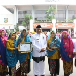 Bupati Gresik Sambari Halim Radianto bersama para penerima penghargaan. foto: ist