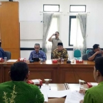 Rombongan Komisi A DPRD Jatim saat berdialog dengan para kepala desa di Kecamatan Lekok dan Nguling.
