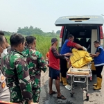 Petugas mengevakuasi mayat korban ke rumah sakit untuk dilakukan visum.