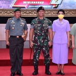 Danrem 084/BJ, Brigjen TNI Widjanarko, bersama Panglima TNI Jenderal Andika Perkasa saat Laporan Korps kenaikan pangkat di Jakarta.