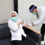 Bupati Bojonegoro Anna Muawannah tampak menahan sakit saat divaksin Covid-19. foto: dok instagram