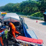 Kondisi kedua kendaraan usai terlibat laka tabrak belakang. Foto: ZAINAL ABIDIN/BO