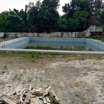 Kondisi kolam renang di Desa Gemarang yang pembangunannya sempat terhenti karena pandemi Covid-19.