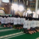 Para peziarah tampak sedang melakukan seni Ishari di kompleks makam Syaichona Kholil (Mbah Kholil) di Bangkalan.