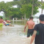 Ketinggian banjir di Kecamatan Geneng yang semakin naik. foto: ZAINAL A/ BANGSAONLINE