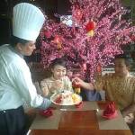 Chef Hotel Singgasana saat menyajikan makanan edisi Imlek. foto: rusmiyanto/ BANGSAONLINE