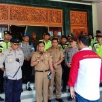 Joko Supriyono, Inspektur Inspektorat bersama Wakapolres Bangkalan Kompol Deky Hermansyah menemui peserta aksi di depan kantor Pemerintah Kabupaten Bangkalan.