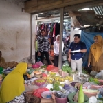 Tim Diskopumdag Kabupaten Tuban saat monitoring ketersedian bahan kebutuhan pokok di pasar tradisional.