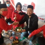 Gus Yani saat menerima potongan tumpeng dari Mujid Riduan saat tasyakuran Hari Bakti Bung Karno beberapa waktu lalu. (foto: ist).