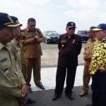 Penjabat Bupati, Akmal Boedianto ketika meninjau lapter Bawean. foto: syuhud/BANGSAONLINE