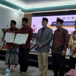 Tampak dari kiri: Prof Dr KH Asep Saifuddin Chalim, Dr Eng  H. Fadly Usman, Haris Sukamto, Ir Razilu, Dr H Zakaria Muhtadi dan pejabat kantor wilayah Jawa Timur. Foto: MMA/bangsaonline