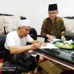 Dr. KH. Asep Saifuddin Chalim, MA menandantangani dokumen penyerahan tanah wakaf Markas Besar Oelama (MBO) Jawa Timur kepada PBNU di Guest House Institut KH. Abdul Chalim Pacet Mojokerto Jawa Timur, Rabu (13/11/2019). Tampak juga KH Sholeh Hayat, utusan PWNU Jatim yang ditugasi minta tandangan Kiai Asep. Saat penandatangan itu juga disaksikan Drs Fathurrohman, salah satu ketua PCNU Kota Surabaya dan M Mas