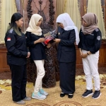 Gubernur Jawa Timur Khofifah Indar Parawansa menjamu makan siang tiga mahasiswi yang tergabung dalam Tim Barunastra ITS di Gedung Negara Grahadi. foto: ist