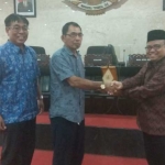Wakil Ketua DPRD Kabupaten Sragen Anggoro Sutrisno saat memberikan cinderamata kepada Mujiono, anggota DPRD Kota Kediri.
