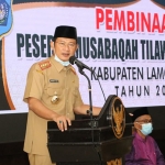 Bupati Yuhronur saat sambutan pembinaan kafilah MTQ Kabupaten Lamongan. (foto: ist)