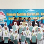 25 Santri foto bersama usai menerima sertifikat munaqoshah II RTQ Alfattah yayasan Al Fattahul Ilmi, Pamekasan.