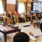 Bupati saat video conference dengan Gubernur Jawa Timur didampingi Sekretaris Daerah Ir. Edy Rasiyadi, beserta sejumlah Kepala OPD terkait di lingkungan Pemerintah Kabupaten Sumenep.