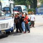 Sejumlah bus sedang mencari penumpang. foto: (soewandito/Bangsa Online)