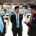 SERIUS: Anggota DPRD Sidoarjo Ali Masykuri (kiri) berdiskusi dengan koleganya usai mengikuti Rapat Paripurna, di gedung DPRD beberapa waktu lalu. foto: MUSTAIN/ BANGSAONLINE.com