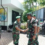 Danrem 084/BJ, Brigjen TNI Terry Tresna Purnama, saat mengunjungi Denkesyah 05.04.04 Surabaya.