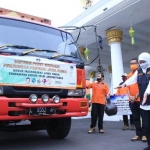 Gubernur Jawa Timur Khofifah Indar Parawansa saat memberangkan bantuan. foto: ist/ bangsaonline.com