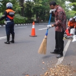 Wali Kota Eri Cahyadi turut membantu satgas bersihkan jalan Ahmad Yani Surabaya, Rabu (28/4/21).