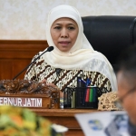 Gubernur Jatim, Khofifah Indar Parawansa saat memimpin Rapat Terbatas (Ratas) tentang Penanganan Bencana Alam di Gedung Negara Grahadi Surabaya. foto: ist