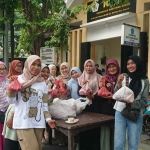 Istri para wartawan yang tergabung dalam KWG saat pembagian hewan kurban. Foto: Ist
