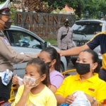 Petugas dari Satlantas Polres Probolinggo Kota saat membagikan masker kepada pengguna jalan.