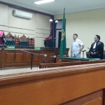 Sekda Gresik (nonaktif) Andhy Hendro Wijaya, didampingi kuasa hukumnya Hariyadi, S.H. saat sidang di PN Tipikor, Surabaya, Senin (30/3). foto: ist.