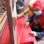Gubernur Jawa Timur Khofifah Indar Parawansa saat meninjau Kampung Wisata Tenun Ikat di Bandar Kidul, Kota Kediri, Sabtu (3/10). foto: ist/ bangsaonline.com