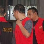 Petugas Tim Satuan Khusus Kejari Trenggalek saat melakukan penggeledahan di PN Trenggalek (kiri), berikut kedua tersangka korupsi (dari kanan).