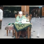 KH Habib Ahmad saat mengaji Kitab Shahih Bukhari dan Muslim di serambi Masjid Tebuireng Jombang Jawa Timur. foto: Tebuireng Online 