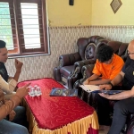 Petugas dari Imigrasi Blitar saat bersama WN Malaysia.