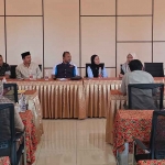 Para guru dan staff SMKN 2 Bangkalan saat mengikuti edukasi jurnalistik yang menghadirkan Ahmad Fauzi, Ketua Aliansi Jurnalis Bangkalan.