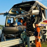 Kondisi Bus Sinar Jaya usai menabrak truk trailer.