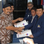 Pasangan Ony Anwar dan Dwi Rijanto Jatmiko saat mendaftar penjaringan Bacabup-Bacawabup di kantor DPD Nasdem Ngawi.