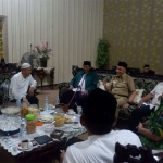KH Imam Buchori bersama Bani Kholil lainnya saat ketemu Pj Bupati Bangkalan, Selasa (17/10/2023).