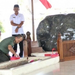Pangdam V Brawijaya Mayor Jenderal TNI Kustanto Widiatmoko nyekar ke makam Bung Karno. foto: AKINA/ BANGSAONLINE