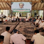 Para kiai dan nyai peserta istighatsah dan seminar pengusulan KH Abbas Abdul Jamil sebagai pahlawan nasional di Pendopo Pemerintah Kabupaten (Pemkab) Cirebon Jawa Barat, Sabtu (17/5/2025). Foto: mma/bangsaonline