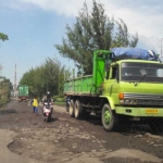 Jalan RE Martadina Gresik yang kondisinya rusak parah. foto: SYUHUD/ BANGSAONLINE