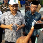 Gus Ipul saat diwancarai wartawan soal Pilgub Jatim. foto: SYUHUD/ BANGSAONLINE