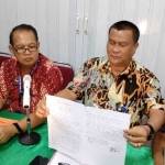 Kakanwil Kemenkumham Jatim menunjukan surat pernyataan yang ditulis Sodikin dari dalam lapas Porong. foto: eko/ BANGSAONLINE