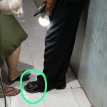 Bukti oknum takmir masjid di Blok C Rusun Sumur Welut Karangpilang yang sedang merekam celana dalam wanita. 
